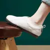 Zapatos de vestir sin cordones de cuero suave y suela blanda para comercio exterior transfronterizo 2024 nuevos mocasines cómodos de felpa para invierno
