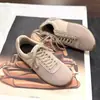 Tênis esportivos casuais de treino alemães, sapatos baixos de cadarço feitos à mão cor de biscoito, sapatos femininos de patchwork de couro bovino