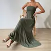 Vestido largo verde militar sin tirantes con diseño plisado, falda de línea A de cintura alta, hombros descubiertos, adelgazante, vestido de playa estilo vacacional