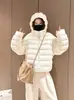 Jaqueta feminina acolchoada curta com capuz, novo estilo 2026, projetada para figuras petites, quente e aconchegante, estilo gola alta, casaco de algodão de inverno, peça externa da moda