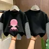Camiseta de manga larga a rayas de algodón puro para niñas, estilo primavera/otoño, nueva colección 2026, moderna y elegante, diseñada para niñas de talla mediana a grande, con un look en capas