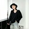 Suéter de Tricô Feminino com Gola V e Caimento Solto, Cor Sólida Grossa, Mangas Caídas, Peça Versátil da Moda
