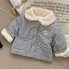 Casaco de inverno estilo coreano 2026 para bebês, unissex, com estampa xadrez e um pequeno design de urso, acolchoado para aquecimento e espessado para isolamento adicional