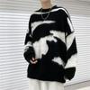 Suéter de cuello redondo con efecto tie-dye para otoño e invierno, suéter de punto suelto estilo Harajuku para hombre, suéter de estudiante de color retro con contraste de marca de moda.