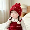 Gorro tejido trenzado con lazo de fresa para bebé niña, lindo gorro con orejas de peluca para protección auditiva, gorro cálido de lana