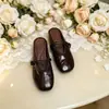 Mules Mary Jane retro de tejido con punta cerrada para mujer, nuevo estilo de verano 2026, mules slip-on de cuero suave con punta cuadrada para uso casual