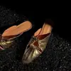 Primer Encuentro con el Zapato de Medio Uso Cuadrado Hueco Plisado de Estilo Francés con Hebilla Metálica, Adecuado para que las Mujeres lo Usen Afuera en Verano