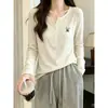 Elegante camiseta de manga larga con botones y cuello Henley para mujer, top versátil en color azul marino, nueva colección otoño/invierno 2026