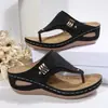 Nuevas sandalias de estilo europeo y americano con plataforma gruesa, punta abierta, diseño calado, correa con hebilla, tacón de cuña, talla grande, sandalias de verano transfronterizas para mujer