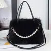 Bolsa de pelúcia portátil no atacado para mulheres 2024 nova moda bolsa de ombro fofa estilo western versátil bolsa de ombro de pelo