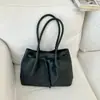 Bolso de mano tejido súper popular para mujer 2026 Nueva moda Bolso de hombro versátil de gran capacidad para el trabajo de verano