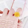 Joia Nova Dourado Areia, Elegante e Luxuosa: Anel Aberto Crisântemo com Design Dourado Simulado, Acessório para Casamento e Noivado