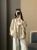¡Algodón Lyocell Zedaijiai! Elegante gabardina corta de principios de otoño con cuello alto y silueta estructurada, con rayas de color contrastante en el forro