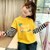 Blusa Listrada Versátil com Gola Redonda e Mangas Costuradas, Camiseta Divertida e Moderna com Estampa de Desenho Animado para Meninas