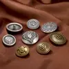 Botones Metálicos Estilo Chanel Vintage al por Mayor para Fabricantes con Acabado de Alta Gama, Botones para Traje Estilo Británico, Botones para Abrigo, Botones de Coser a Mano
