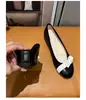 ¡En stock y se envía inmediatamente! Zapatos planos de ballet estilo Chanel para mujer, punta redonda, con lazo, bloques de color, nuevos para primavera y otoño, de corte bajo.