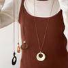Collar largo con colgante de anillo de cuerda negra para mujer, nuevo diseño de estilo chino, cadena de suéter avanzada, accesorios de cadena de suéter simple de nicho.