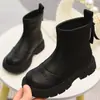 Botines para niña 2026 otoño e invierno nuevo modelo botas sencillas versátiles de suela blanda para niños con forro de felpa, botas de algodón de doble capa, botines Chelsea, botas Martin