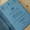 Invitación de Boda Personalizada de Lujo Ligero Azul Neblina de Terciopelo, Invitación de Acrílico Estampada en Oro, Invitación de Gama Alta de Nicho