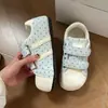 Tênis de biqueira shell com bolinhas e velcro para mulheres, novo estilo outono 2026, sapatos brancos de sola grossa que aumentam a altura, mocassins versáteis super populares