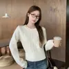 Suéter de trabajo estilo coreano con un patrón de ganchillo texturizado y resistente, adecuado para primavera y otoño, corte ajustado y diseñado para usarse como capa interior.; top corto de manga larga