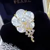 Estilo chinês tradicional, meticulosamente trabalhado, broche floral tridimensional com conchas do mar e pérolas naturais de água doce, adequado para ternos e outras vestimentas formais