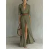 Vestido Chemise de Verão Europeu Feminino Cor Sólida Decote V Emagrecedor Longo com Fenda Senso de Design Vestido Estilo Férias