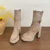 Nuevas botines de tacón alto para mujer, gamuza, versátiles, que aumentan la altura, retro, botas de moda adelgazantes para primavera y otoño 2026, estilo británico