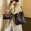 Bolso de mano de lujo ligero estilo coreano al por mayor para mujer, nuevo modelo otoño 2026, bolso de hombro simple de color liso, bolso cruzado para madre e hija