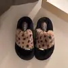 Novas pantufas femininas fofas de algodão, estilo slip-on, tendência 2026, para uso externo e doméstico no outono e inverno, com solas grossas e pelo