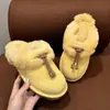 Nova coleção de outono: chinelos modernos e quentes com forro de fleece e cabedal em camurça, perfeitos para uso interno e externo, e adequados para ir ao trabalho.