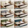 Cama doble moderna minimalista tapizada en tejido técnico con cabecero grande, bolsillos laterales para almacenamiento y adecuada para su uso en el dormitorio principal