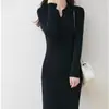 Vestido de tricô longo com decote V para mulheres, novo vestido de outono e inverno, caimento justo, acima do joelho, vestido versátil para combinar com um casaco