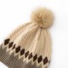 Gorro de Punto Casual Cálido y de Moda de Cachemira 2026 Otoño e Invierno Nuevo para Mujer de Alta Gama con Bloques de Color, Patrón Retorcido en Forma de Diamante y Pompones