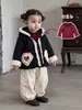 Conjunto de invierno estilo dulce para niñas: un conjunto de tres piezas que incluye una chaqueta acolchada, pantalones forrados de forro polar y pantalones casuales, una prenda de ropa infantil coreana