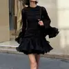 Vestido preto de gola redonda e manga longa sino para mulheres, novo modelo outono 2026, vestido curto de babado em linha A, elegante e que afina a silhueta