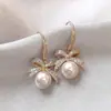 Aretes de Concha de Flor para Mujer, Lujo Ligero, Aretes de Gama Alta, Estilo de Nicho, Aretes Elegantes, Aretes de Perla, Clips para Orejas para Mujeres Sin Perforaciones