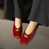 Diseño único punta de mango piel de vaca encerada con aceite hebilla metálica otoño 2026 nuevo zapatos planos de cuero genuino cuello en V poco profundos para mujer