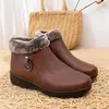 Zapatos de algodón acolchados para madre de invierno forrados de felpa cálidos botas cortas planas para mediana edad y ancianos zapatos viejos de cuero suela blanda antideslizantes zapatos para mujeres de mediana edad