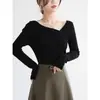Elegante Top de Punto Color Sólido con Cuello Asimétrico 2026 Nuevo para Principios de Primavera Francés Ajustado Chic y Espectacular Blusa de Manga Larga Pura Deseo