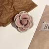Diseño de nicho material de lana gruesa borde de perla flor de camelia sensación de alta gama broche moda exquisito broche francés corsage
