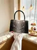 Bolso de mano con adornos de diamantes para mujer, nuevo bolso de hombro con cadena de moda de verano 2026, bolso cuadrado pequeño de alta gama, bolso cruzado versátil