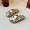 Chinelos para Meninas 2026 Primavera/Verão Novo Estilo Coreano Tecido Moda Simples Versátil Bico Fechado Chinelos Planos Estilo Coreano
