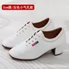 Sapatos de dança de primavera e outono para mulheres, sapatos de dança quadrada, sapatos de dança de sola macia para meia-idade e idosos, sapatos de dança de salão, salto médio, branco, salto médio-baixo
