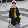 Conjunto de Jaqueta de Couro de Outono para Meninos 2026 Novo Estiloso Malandro Legal Estilo Coreano Menininho Bonito Calças de Estilo de Rua Tendência