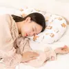 Almohada de dibujos animados, almohada con forma de gato de espuma viscoelástica, diseñada para adultos para dar soporte a la columna cervical y ayudar al sueño, adecuada para estudiantes y niños, y previene el colapso durante las siestas