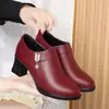 Elegantes zapatos de tacón alto para mujer, nuevo modelo otoño 2026, zapatos de corte bajo con tacones gruesos que no cansan los pies, zapatos de piel para madres de mediana edad