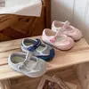 Tênis esportivos de verão infantis estilo coreano 2026, tênis de malha respirável para meninas pequenas, sapatos casuais de malha com sola macia para bebês