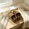 Sapatos pequenos de couro estilo floresta da moda Birkenstock sapatos infantis retrô sola macia antiderrapante velcro versátil modernos sapatos de dirigir para meninos