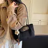 Bolso de mano casual retro de gran capacidad para mujer, nueva moda otoño 2026, bolso de hombro simple de alto valor para el día a día